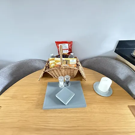 Dudleys Retreat - Part Of The The Bay Village With Pool, Gym And Direct Access, Pub, Restaurant, Tennis And Meadows Walks 度假居 法利
