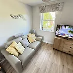 Dudleys Retreat - Part Of The The Bay Village With Pool, Gym And Direct Access, Pub, Restaurant, Tennis And Meadows Walks * Filey