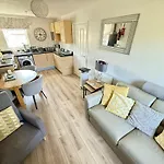 Dom wakacyjny Dudleys Retreat - Part Of The The Bay Village With Pool, Gym And Direct Access, Pub, Restaurant, Tennis And Meadows Walks