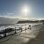 Dudleys Retreat - Part Of The The Bay Village With Pool, Gym And Direct Access, Pub, Restaurant, Tennis And Meadows Walks