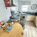 Dudleys Retreat - Part Of The The Bay Village With Pool, Gym And Direct Access, Pub, Restaurant, Tennis And Meadows Walks בית נופש